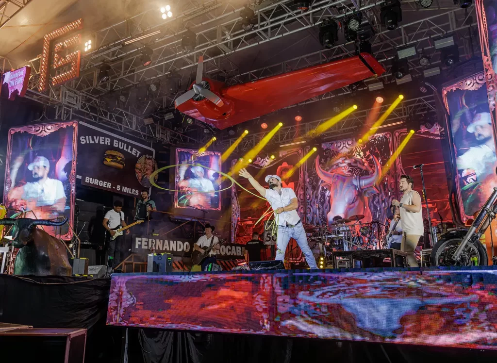 Palco de grande porte do show Fernando & Sorocaba com estrutura completa de Box Truss, painéis de LED de alta resolução, iluminação cênica com Moving Beams e cenografia suspensa (avião).